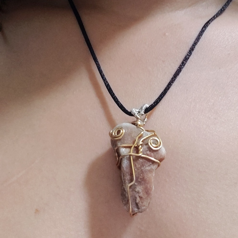 Wire wrapped river rock